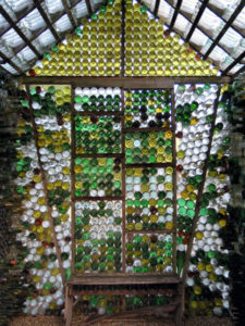 Mildred Howard, 𝘔𝘦𝘮𝘰𝘳𝘺 𝘎𝘢𝘳𝘥𝘦𝘯 𝘗𝘩𝘢𝘴𝘦 𝘐 (interior view), 1990. 4,000 glass bottles, wood, and mixed media, 132 x 120 x 96 in. di Rosa collection, Napa.