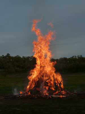 Dave Lane, Bonfire Construction, 2013. Oakwilde Ranch, Valley Springs, CA. Courtesy of the artist.